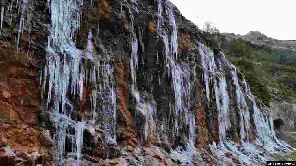 На скале под генуэзской крепостью Чембало в Балаклаве стекающие струйки грунтовых вод замерзли и образовали ледяной &laquo;водопад&raquo;