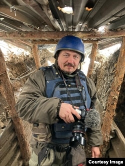 Fotograful ucrainian Anatolii Stepanov se află în zona frontului din Donbas.