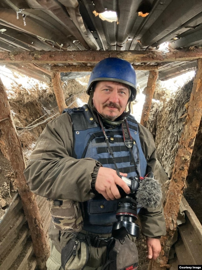 Fotoreporteri i pavarur veteran ukrainas, Anatolii Stepanov, i cili aktualisht ndodhet në vijën e frontit në një vend të panjohur në lindje të Ukrainës.