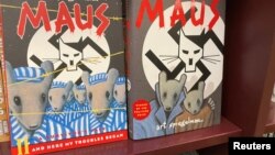 Naslovnice dva izdanja stripa o holokaustru "Maus", Amerikanca Arta Spiegelmana, koju je škola u američkoj saveznoj državi Tenesi početkom januara 2022. izbacila iz nastavnog programa osmog razreda navodeći kao razloge "vulgarnost i golotinju".