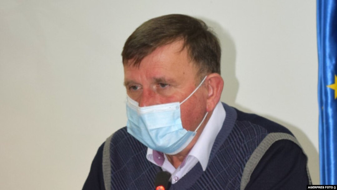 Primarul municipiului Vaslui, Vasile Pavăl, spune că Primăria nu are date despre locuințe în care ar avea domiciliu foarte mulți oameni, evidența populației fiind gestionată de Ministerul de Interne.