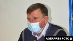 Primarul municipiului Vaslui, Vasile Pavăl, spune că Primăria nu are date despre locuințe în care ar avea domiciliu foarte mulți oameni, evidența populației fiind gestionată de Ministerul de Interne.