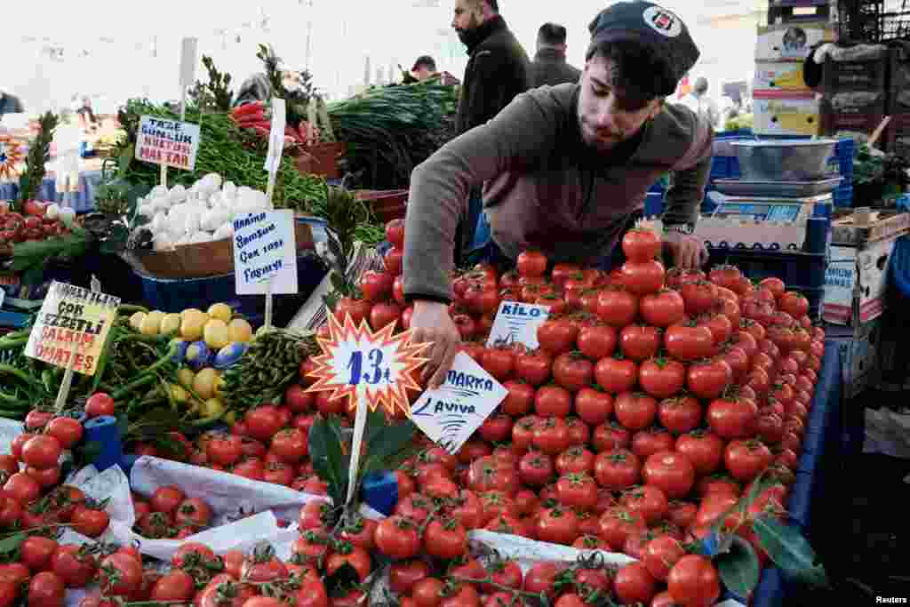 ТУРКИЈЕ -&nbsp;Годишната инфлација во Туркије (Турција) достигна 78,62 отсто во јуни, што е највисока од 1998 година, се наведува во денеска објавените официјалните податоци Турскиот статистички институт кој прецизира дека цената на потрошувачката кошничка пораснала за 4,95 проценти.