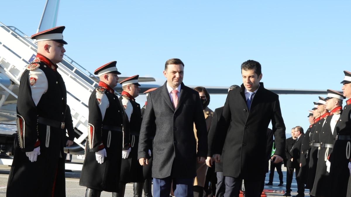 Министър-председателят Кирил Петков пристигна в Скопие за срещите си с