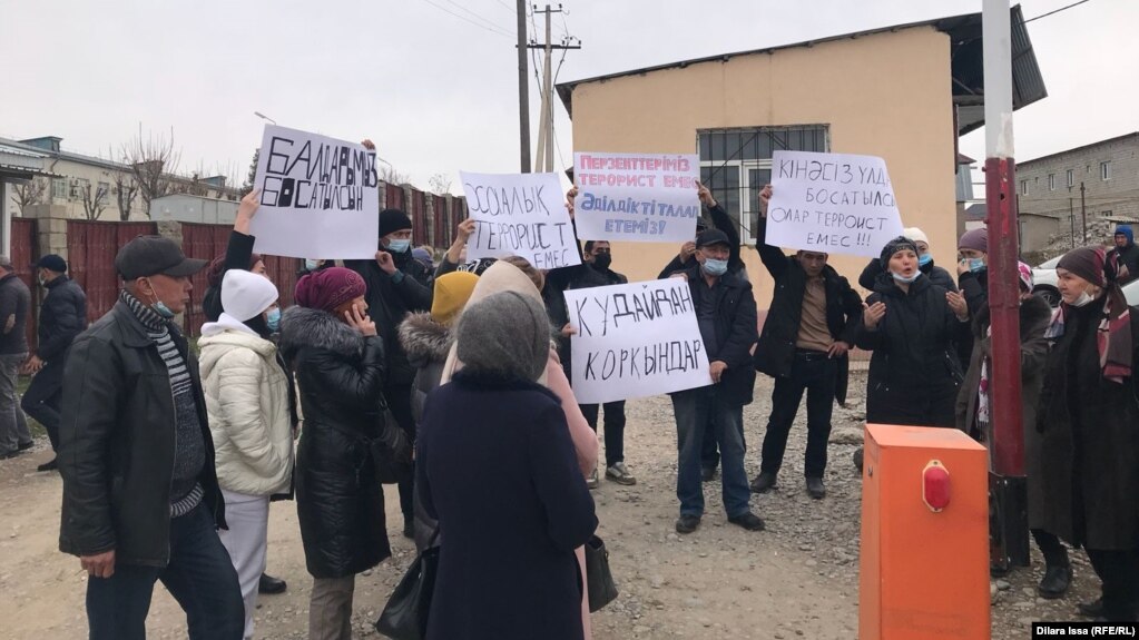 Родственники задержанных в Шымкенте во время январских событий возле СИЗО требуют их освобождения. 28 января 2022 года