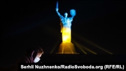 Одна з підсвіток монументу синьо-жовтими кольорами українського прапору