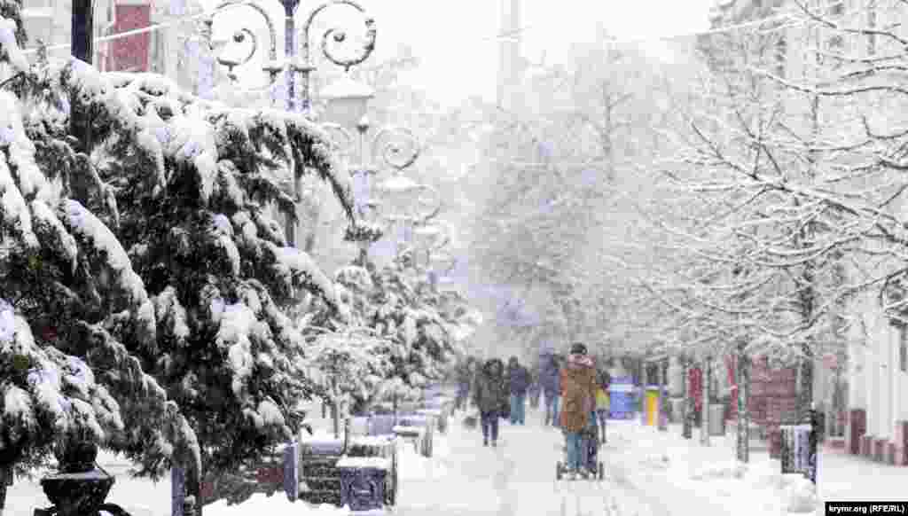 Улица Пушкина во время снегопада
