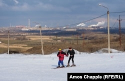 A lesson at the “Alaska” artificial ski hill in Mariupol on February 6. In the background is a section of the massive Illich Steel and Iron Works.