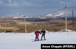 Урок на штучній лижній гірці «Аляска» в Маріуполі, 6 лютого. На задньому плані – ділянка металургійного комбінату Ілліча