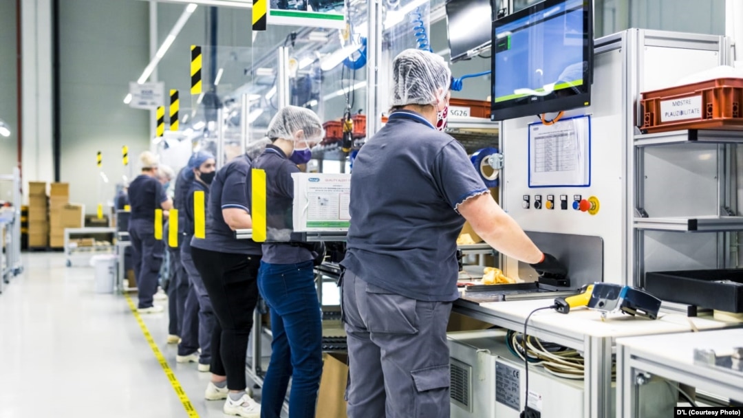 Majorarea salariilor brute poate fi resimțită în special de muncitorii care desfășoară activități repetitive, care necesită pregătire medie.