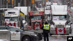Ottawa belvárosában is tiltakoznak a kamionosok a koronavírus-intézkedések miatt. 2022. február 8. 