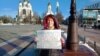 Калининград: активистка вышла на пикет в поддержку врачей, отправленных в СИЗО