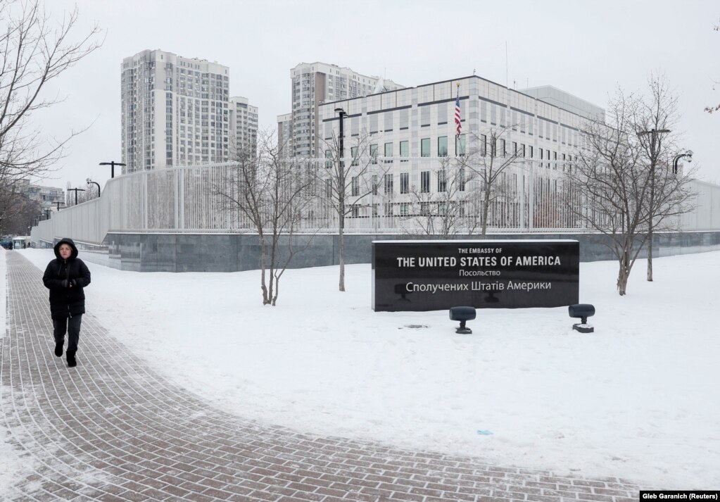 Ndërtesa e Ambasadës amerikane në Kiev e fotografuar më 24 janar. Si Shtetet e Bashkuara ashtu edhe Britania njoftuan se do të tërheqin disa pjesëtarë të stafit të ambasadave dhe familjarët e tyre nga Kievi, pasi bisedimet e javës së kaluar midis Uashingtonit dhe Moskës dështuan që të shtensiononin situatën.