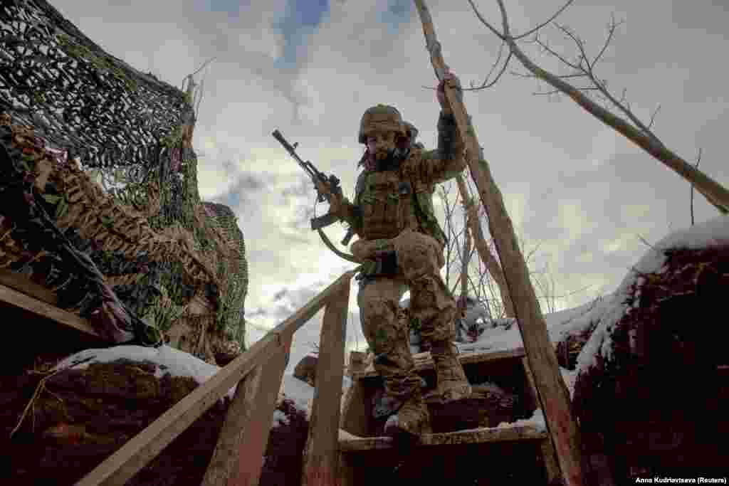 Një ushtar ukrainas zbret shkallët në një pozicion në vijën e frontit, në rajonin e Doneskut, ku forcat qeveritare ukrainase luftojnë me separatistët e mbështetur nga Rusia. 22 janar 2022.