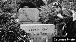 На могиле Рихарда Зорге. Фото до 1964 года.