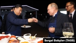 Қытай президенті Си Цзиньпин (сол жақта) мен Ресей президенті Владимир Путин. Владивосток, 11 қыркүйек 2018 жыл.