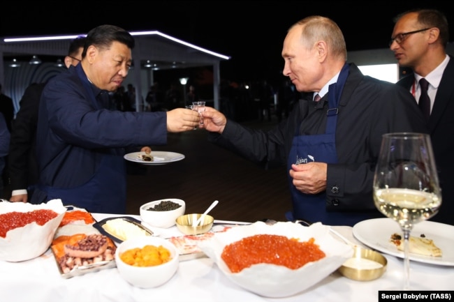 Presidenti i Kinës, Xi Jinping (majtas), dhe ai i Rusisë, Vladimir Putin, ngrenë dolli në margjinat e Forumit Ekonomik Lindor 2018 në ishullin Russky të Rusisë.