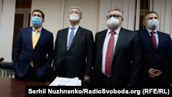 Петро Порошенко (другий ліворуч) разом із адвокатами в Печерському суді, 17 січня 2022 року