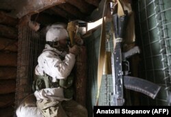 Позиции украинских военнослужащих на линии разграничения сторон с сепаратистами в Донбассе