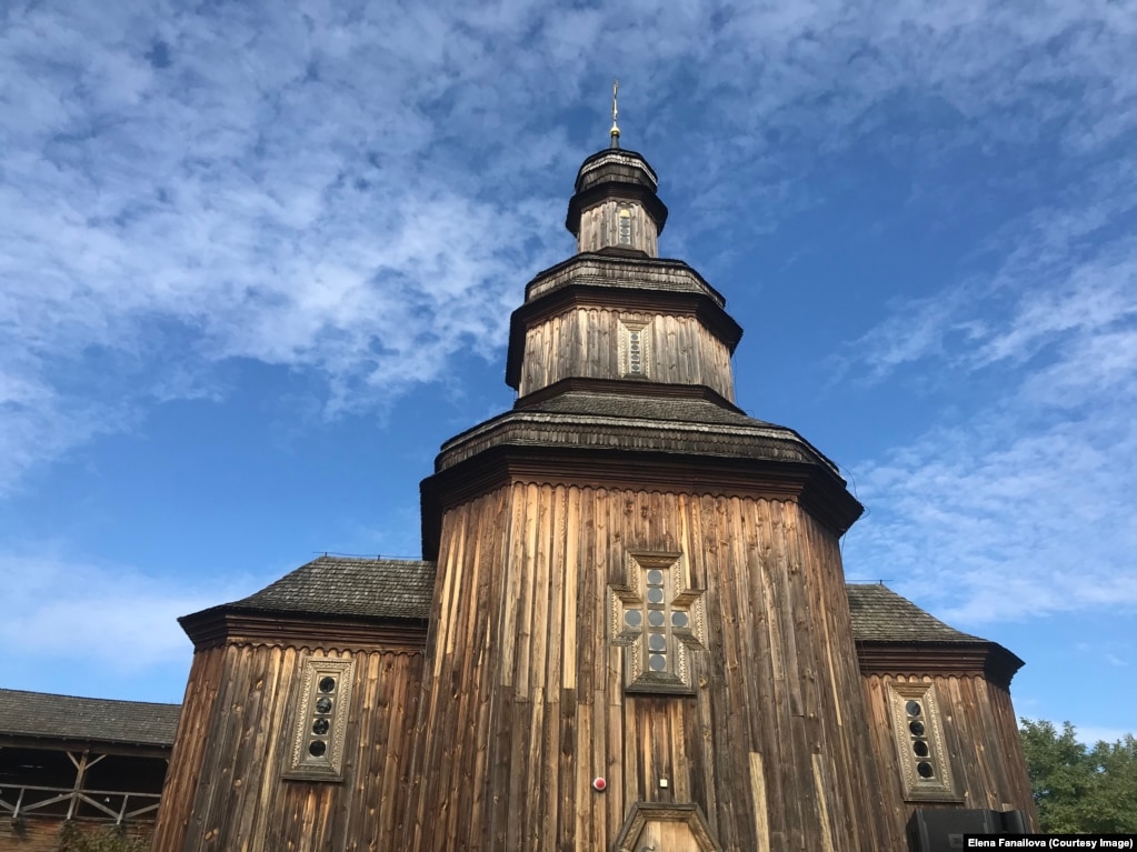 Відбудована дерев’яна козацька церква у Батурині