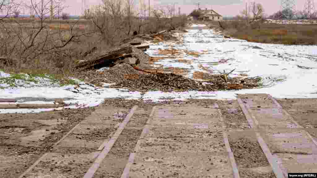 Железнодорожные пути, по которым курсировал бронепоезд в сторону соленого озера Сасык-Сиваш, уже частично разобрали. Вытаскивать же колею из асфальтированной дороги на Прибрежное пока не стали