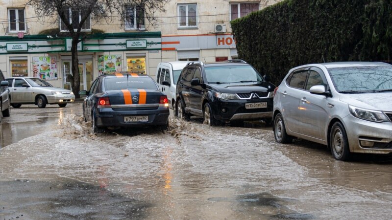 На Севастополь и Евпаторию обрушились сильные дожди, подтоплены улицы