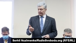 Адвокати Петра Порошенка наполягають, що він не є підозрюваним, оскільки щодо нього не виконали належним чином відповідної процесуальної дії