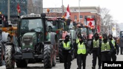 Capitala Canadei a fost paralizată în weekend de camionagii care au protestat din nou împotriva restricțiilor Covid. Manifestanţii au blocat străzile principale din oraș și au spus că vor continua ocupaţia până când restricţiile sanitare vor fi ridicate.