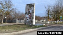 Мозаичная стела на въезде в Новостепное, Крым, 2022 год