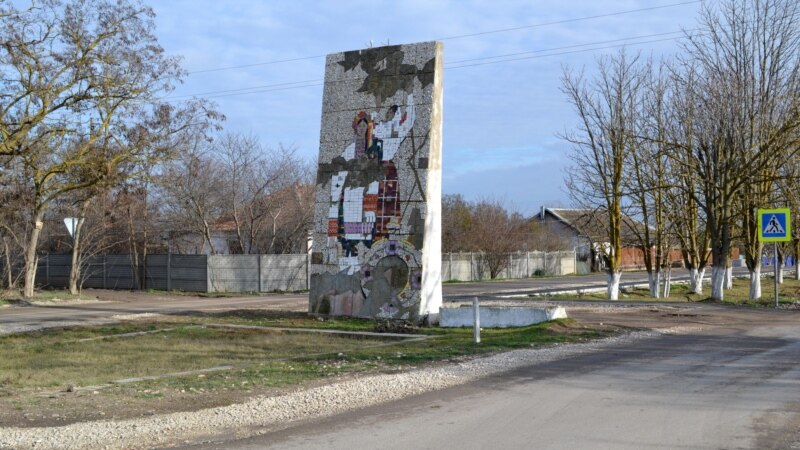 Непарадный Крым: село Новостепное – новый асфальт в центре и запущенные окраины (фотогалерея)