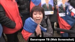 Стопкадр с видео, где женщина на коленях умоляет Путина спасти евпаторийский рынок «Олимп»