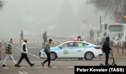 Пешеходы и автомобиль ГАИ на пересечении улиц Панфилова и Толе-би в Алматы 19 января