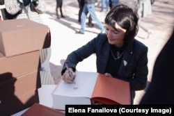 Тетяна Таїрова роздає автографи в Батурині