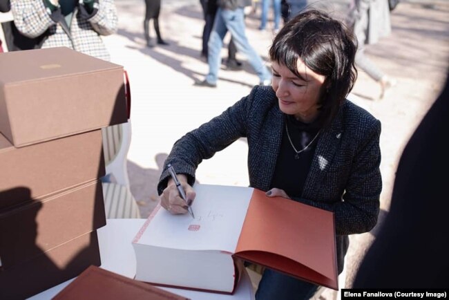 Тетяна Таїрова роздає автографи в Батурині