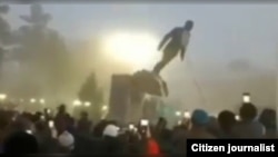 Протестующие сносят памятник Нурсултану Назарбаеву в Талдыкоргане
