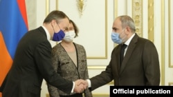 Armenia - Prime Minister Nikol Pashinian meets the representative of the French Presidency to the Council of the European Union, Isabelle Dumont, and the EU's special representative to the South Caucasus Toivo Klaar, January 21, 2022.