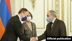 Armenia - Prime Minister Nikol Pashinian meets the representative of the French Presidency to the Council of the European Union, Isabelle Dumont, and the EU's special representative to the South Caucasus Toivo Klaar, January 21, 2022.