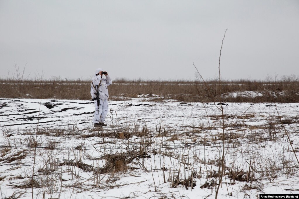 Një ushtar ukrainas me rroba kamuflazhi bën roje në rajonin e Doneskut më 21 janar.