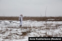 Un soldat ucrainean, aflat în apropiere de satul Novomykhalivka, regiunea Donețk, Ucraina, teritoriu controlat de separatiștii pro-ruși. Fotografie realizată vineri, 21 ianuarie 2022.