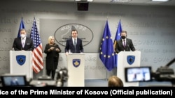 I dërguari i SHBA-së, Gabriel Escobar, kryeministri i Kosovës, Albin Kurti, dhe i dërguari i BE-së, Miroslav Lajçak, gjatë një konference për media në Prishtinë. Fotografi nga arkivi.
