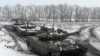 Rusiyanın T-72B3 tankları Rostov vilayətindəki poliqonunda keçirilən təlimlərdə, 27 yanvar 2022