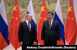 Russian President Vladimir Putin (left) and Chinese President Xi Jinping in Beijing on February 4. China must now navigate the task of embracing many SCO members’ desire for more distance from Russia, while still politically backing Moscow in the war.
