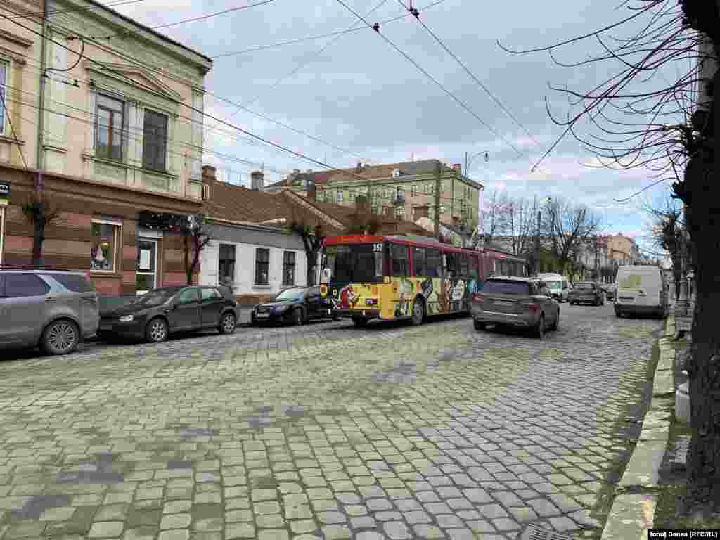 Imagine reprezentativă pentru trafiicul din Cernăuți. Un vehicul vechi, alături de un autoturism SUV marca Mercedes.&nbsp;