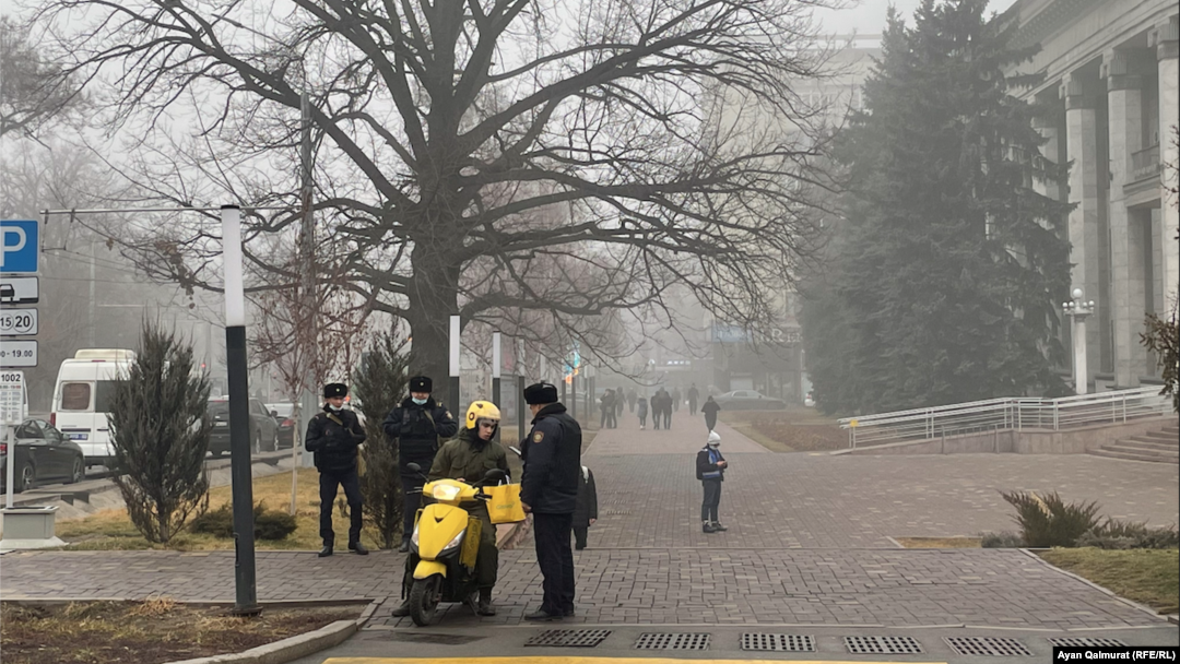 Полицейский проверяет документы жителя. Алматы, 19 января 2022 года