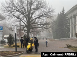 Полиция митинг өтеді деген аумақта ары-бері өткен тұрғындардың құжаттарын тексеріп жатыр. Алматы, 19 қаңтар 2022 жыл.