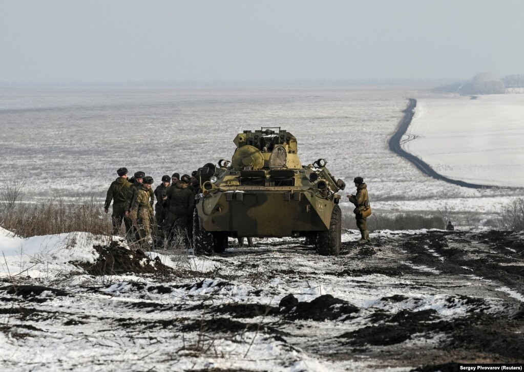 Ushtarët rusë qëndrojnë pranë një transportuesi të blinduar BTR-82 gjatë stërvitjeve në poligonin ushtarak&nbsp; Kuzminsky, më 26 janar.