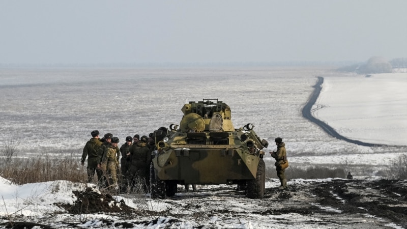 СМІ: Расія сьцягнула да мяжы каля 70 працэнтаў «арміі ўварваньня»