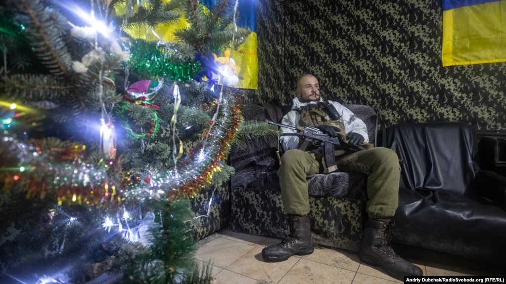 Український військовослужбовець у час різдв'яно-новорічних свят відпочиває біля лінії фронту на Донеччині (архівна світлина)