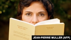 شهدخت جوان، نویسنده ایرانی فرانسوی و کتابش در مورد حجاب که در سال ۲۰۰۳ منتشر شد.