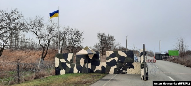 Бетонные блоки на административной границе Крыма